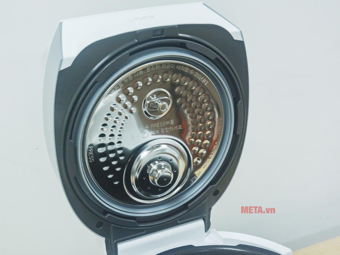 Lòng nồi Xwall Black Shine và Auto Steam Cleaning cho dễ bảo quản