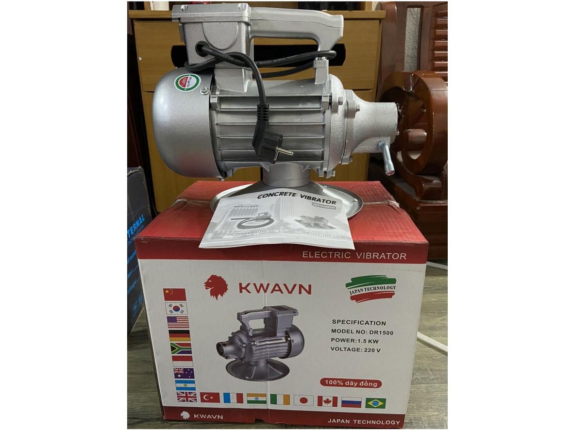 Công suất 1.500W và tốc độ 2.900 vòng/phút tạo lực rung hiệu quả cho thi công bê tông.