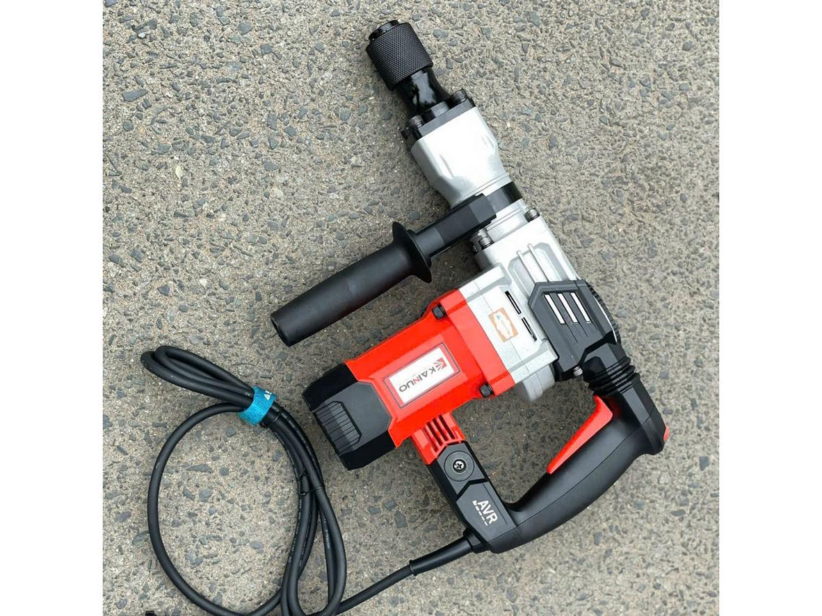Công suất 1300W cho hiệu năng đục phá mạnh mẽ