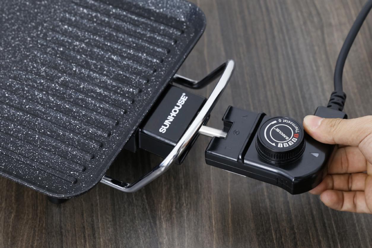Công suất 1500W giúp bếp làm nóng nhanh và nướng chín đều.