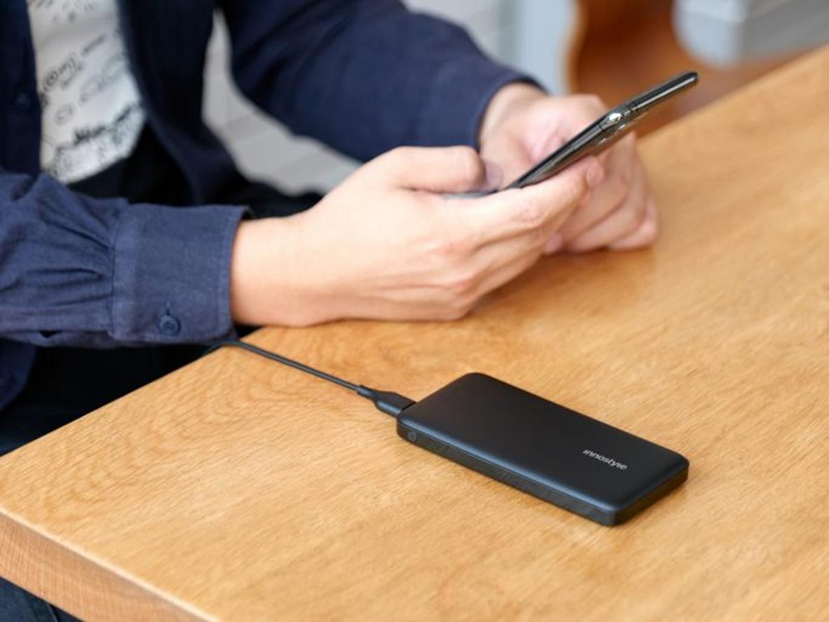 Hai cổng USB-A Smart AI giúp sạc đồng thời 2 thiết bị.