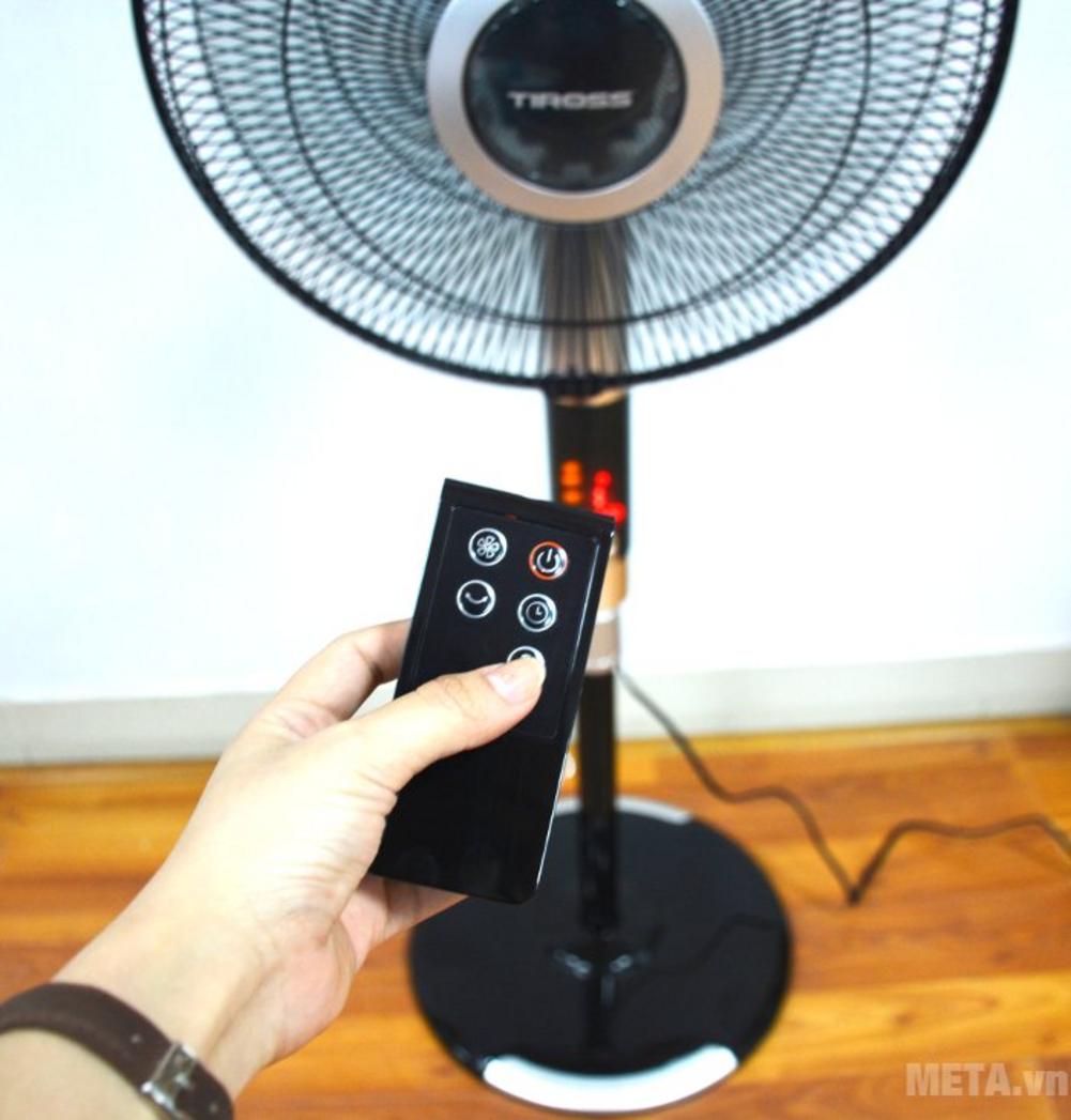 5 cánh quạt nhựa cho luồng gió êm và dễ chịu hơn.
