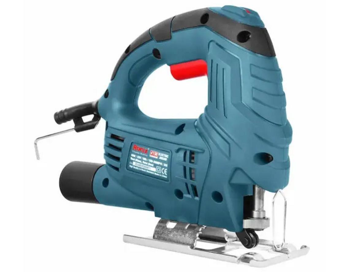 Công suất 550W giúp cắt ổn định và hiệu quả hơn.