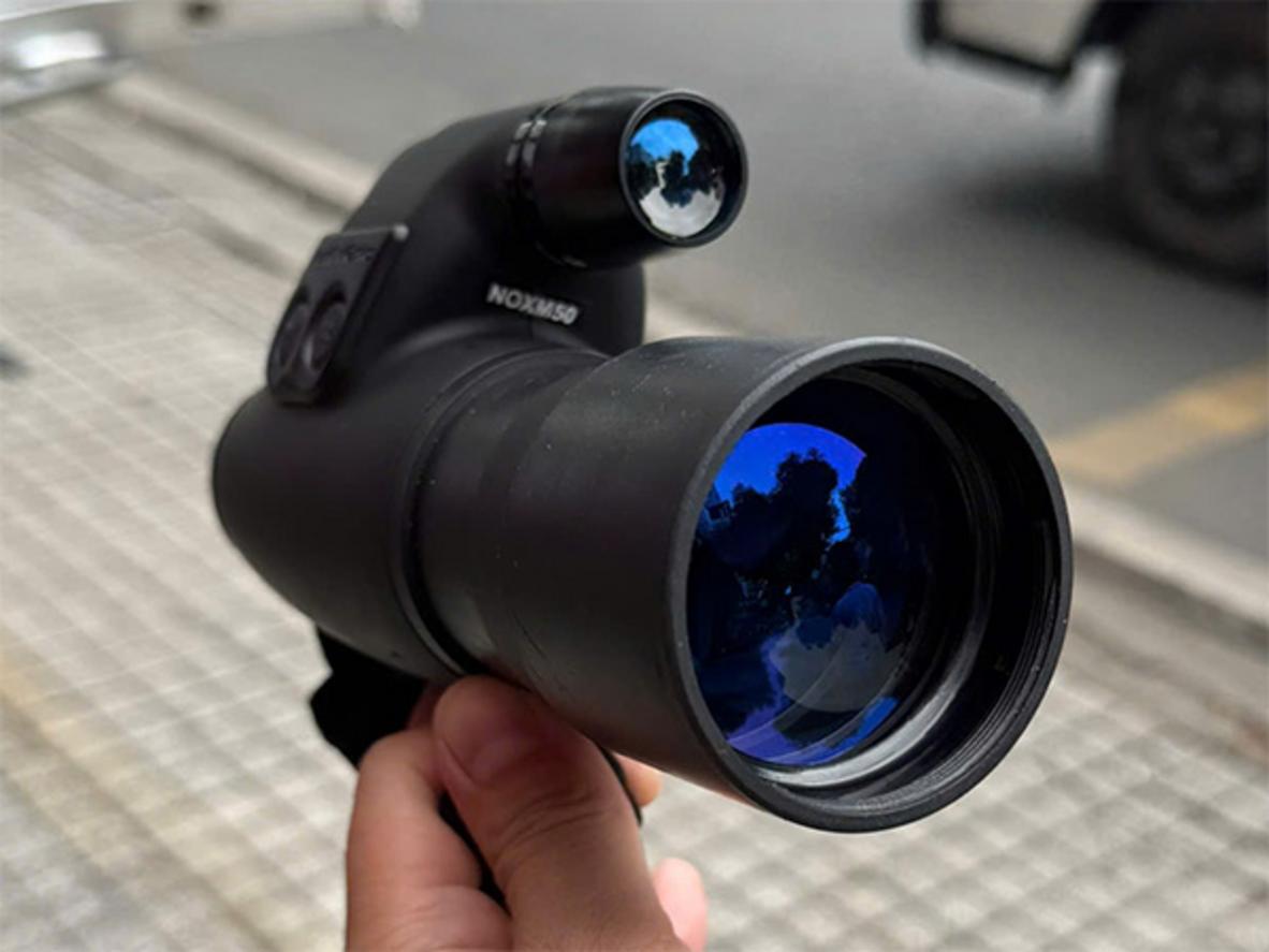 Kính vật 50mm hỗ trợ thu sáng tốt cho quan sát ban đêm.