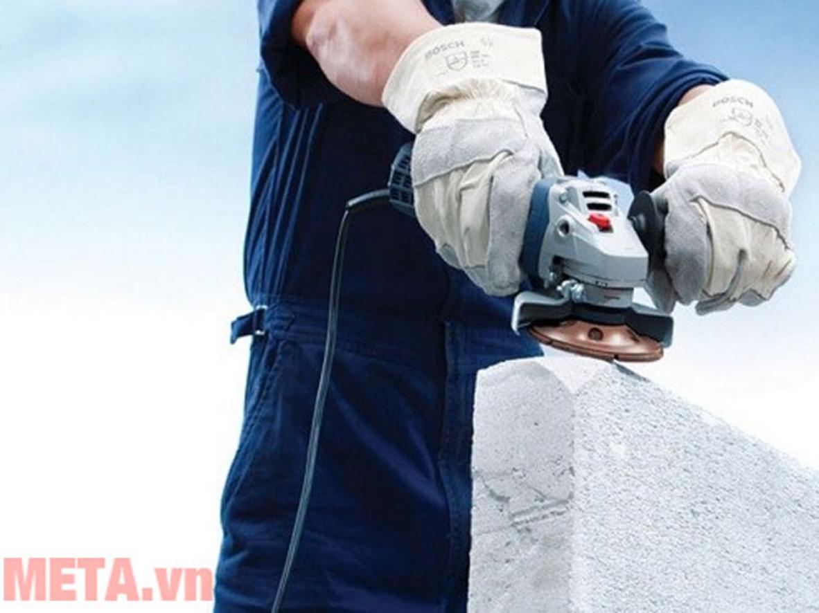 720W giúp máy xử lý mài cắt kim loại hiệu quả.