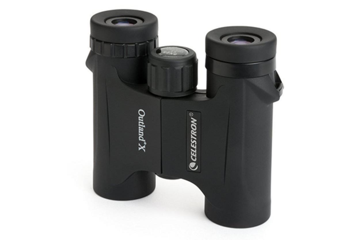 8x42 giúp quan sát ổn định và sáng rõ.