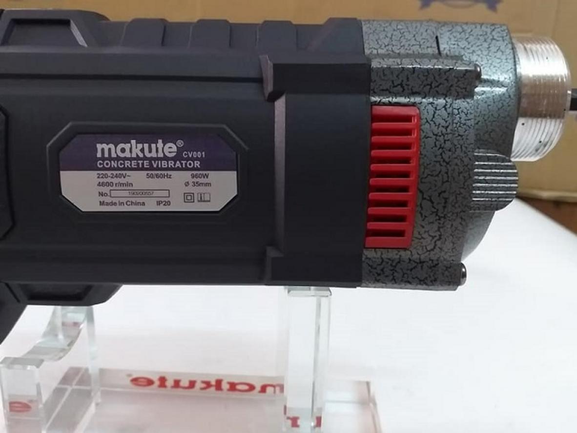 Công suất 960W và tốc độ 4.600 vòng/phút mang lại lực đầm ổn định, nhanh gọn.