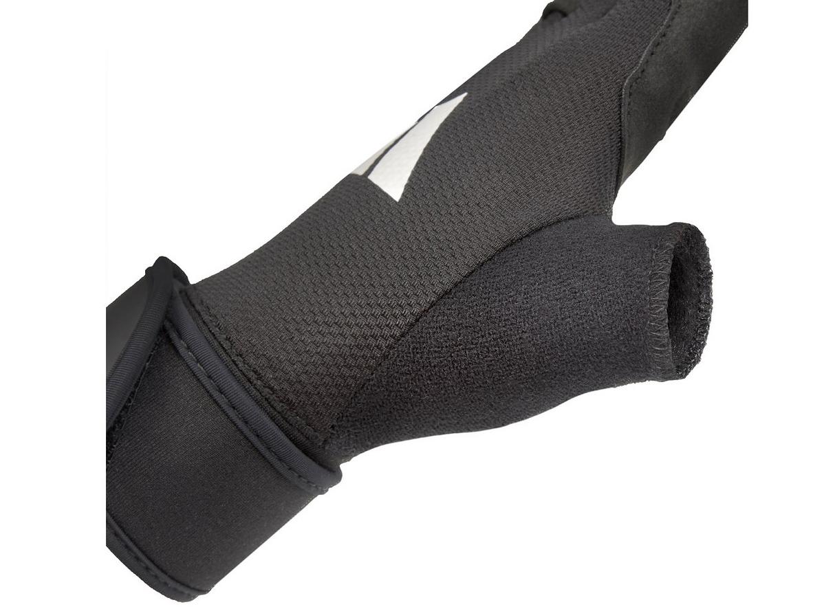 Aeroready hỗ trợ tay khô thoáng khi tập luyện