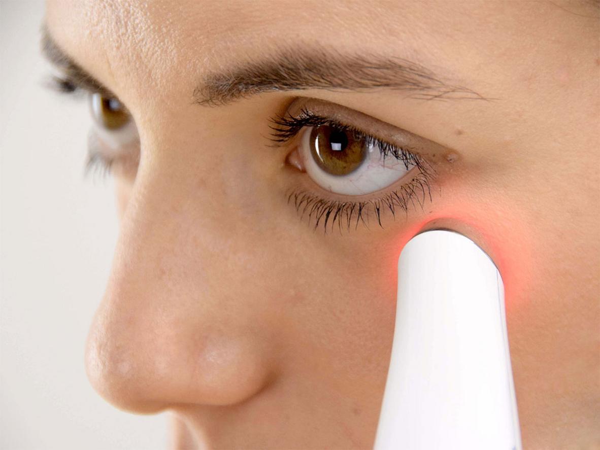 Liệu pháp ánh sáng đỏ LED trên HoMedics EYE-200