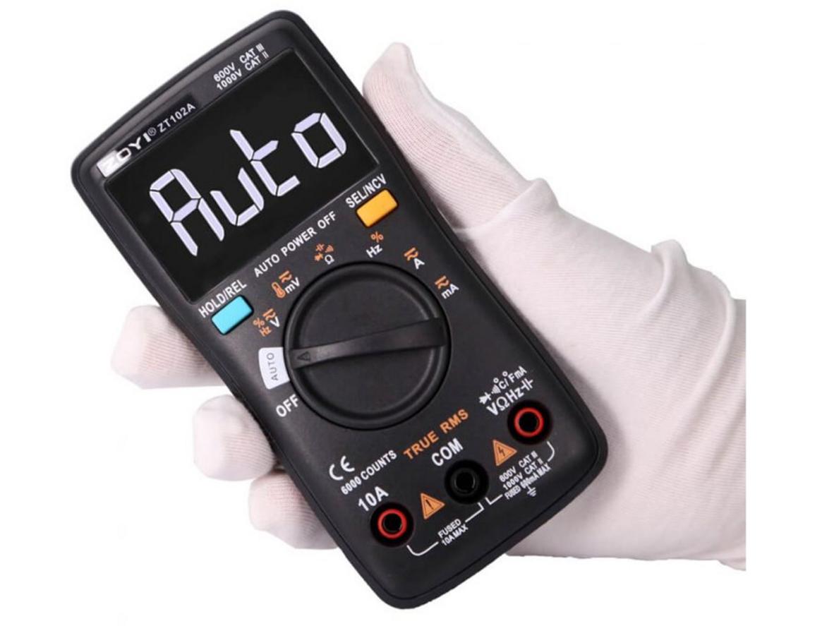 Auto Range và LCD rõ nét hỗ trợ thao tác nhanh.