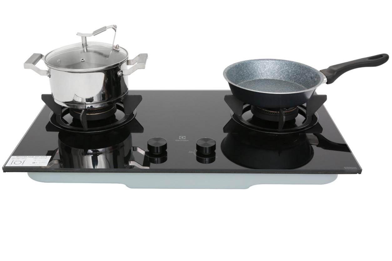 Mặt kính cường lực bền đẹp, dễ vệ sinh.