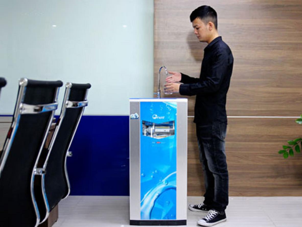 Dung tích bình chứa 10 lít và công suất 10 lít/giờ