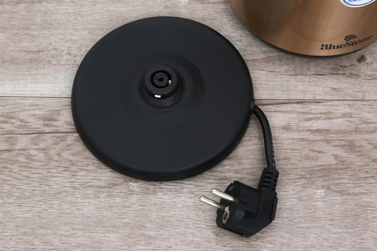 Công suất 1.800W giúp đun nước nhanh cho sinh hoạt hằng ngày.