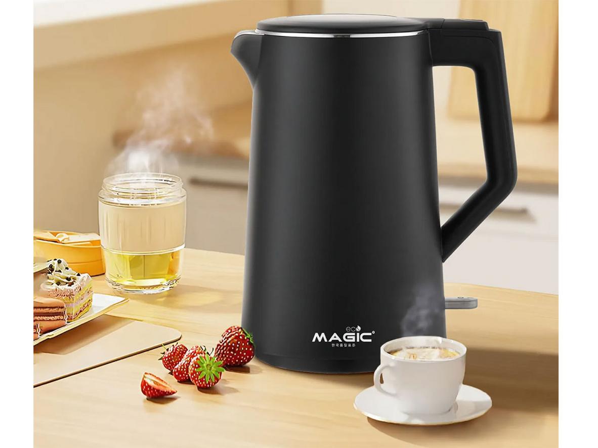 Đế Strix và xoay 360 độ giúp thao tác linh hoạt, dễ dùng.