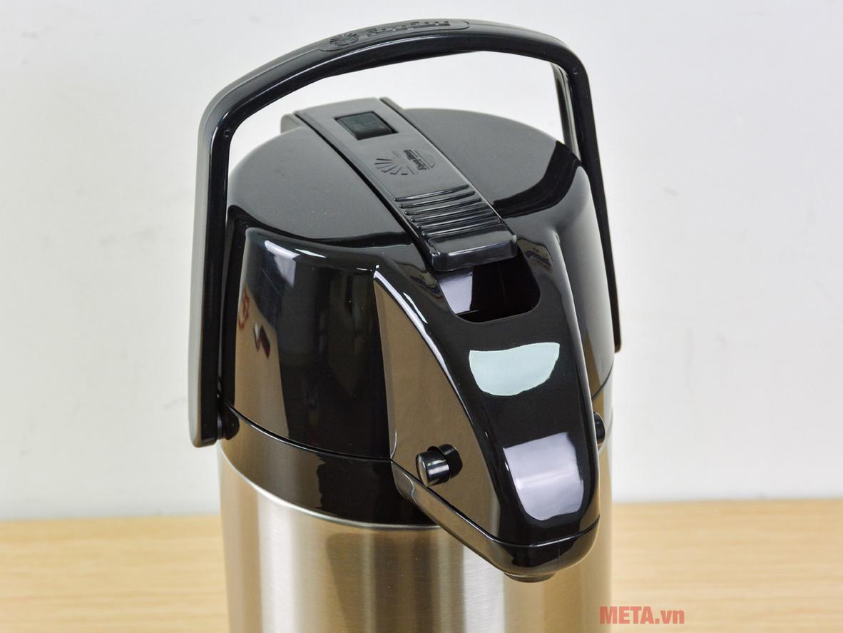 Cần bơm tiện lợi giúp lấy nước dễ và an toàn hơn.