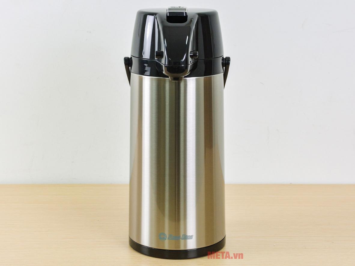 Cần bơm tiện lợi giúp lấy nước dễ và an toàn hơn.