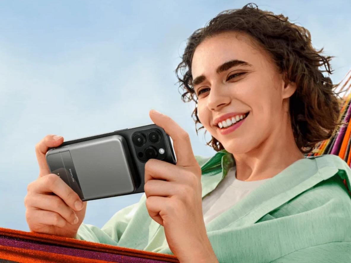 Tích hợp cáp USB-C 60W và màn hình TFT để dùng tiện và theo dõi rõ ràng.