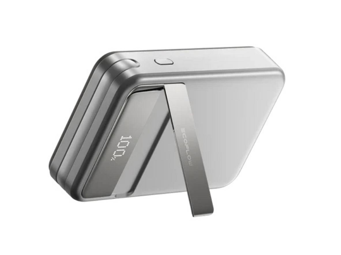 Tích hợp cáp USB-C 60W và màn hình TFT để dùng tiện và theo dõi rõ ràng.