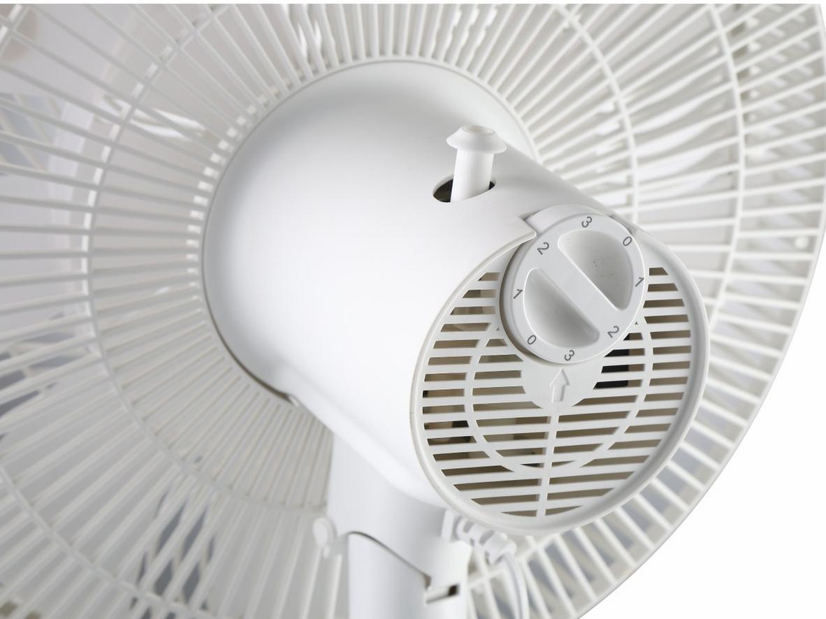 Điều chỉnh cao linh hoạt, quay 90 độ giúp phủ gió rộng.