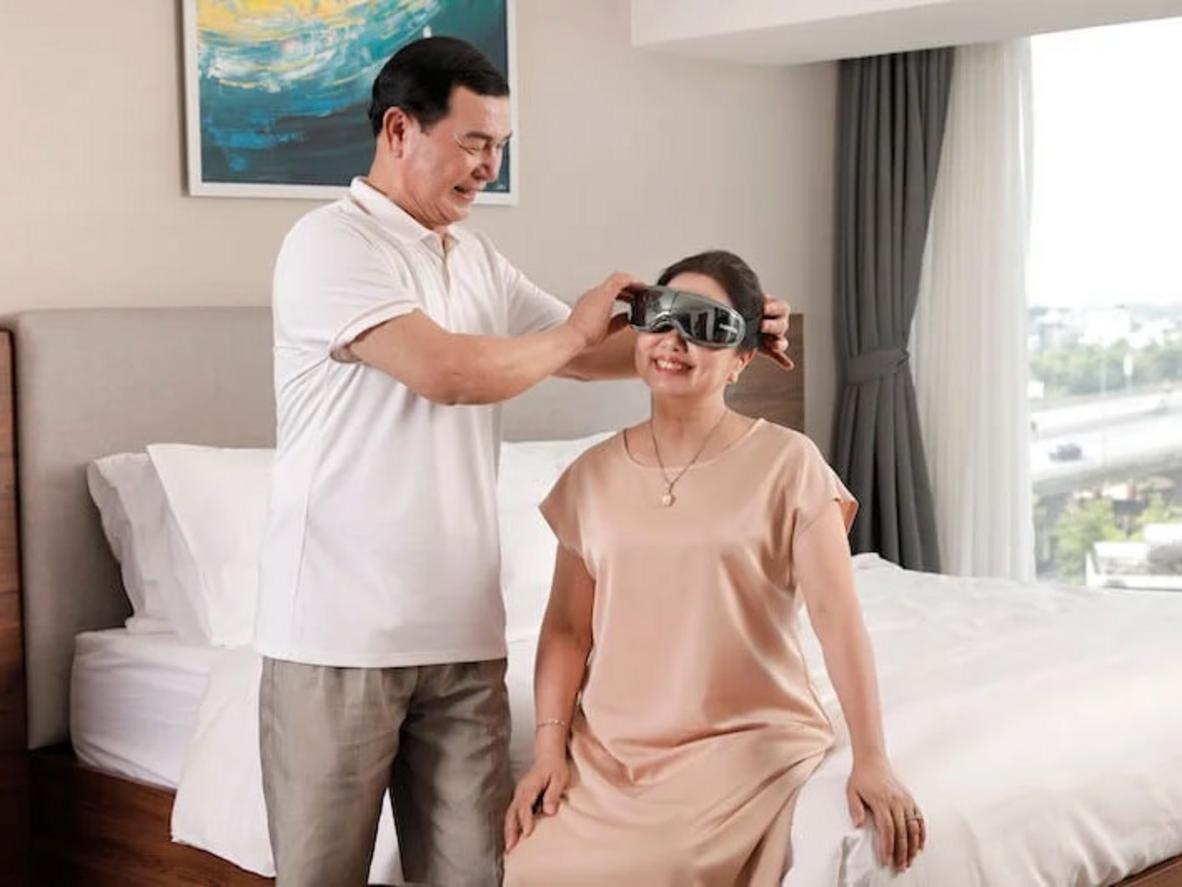 Chườm nóng 40°C - 45°C giúp thư giãn mắt dễ chịu