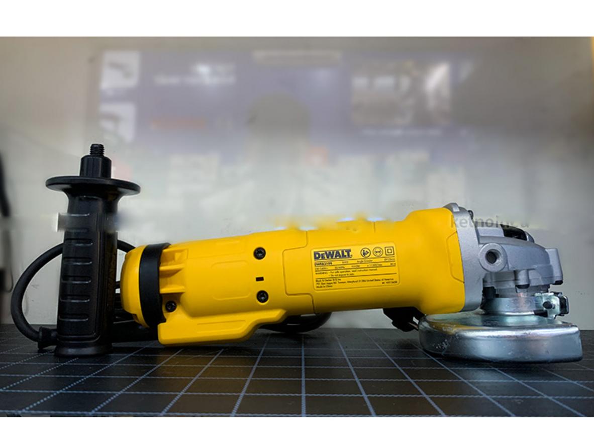 Công suất 1010W giúp mài cắt nhanh và ổn định.