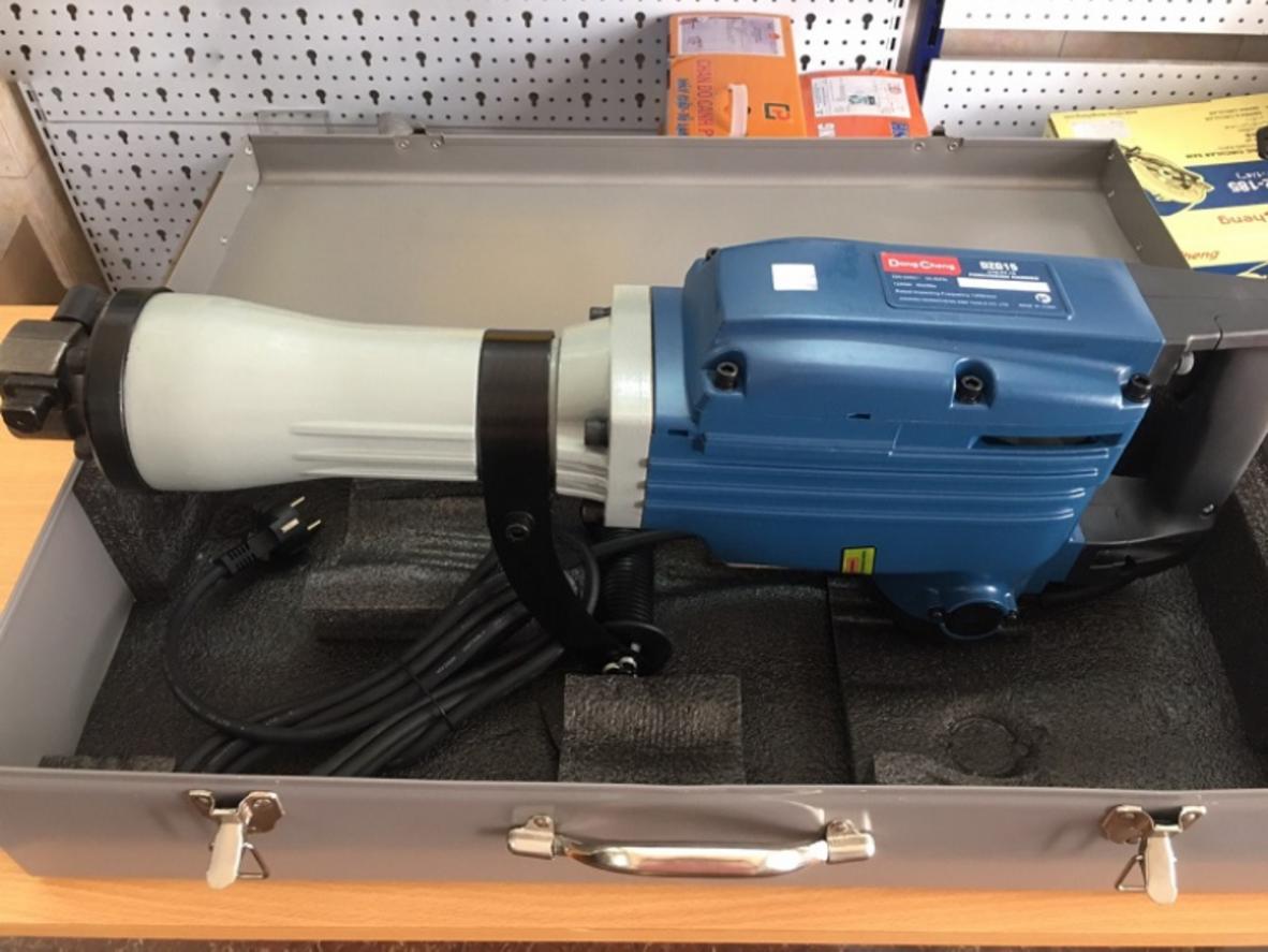 Công suất 1.240W và lực đập 41.8J của DongCheng DZG03-15
