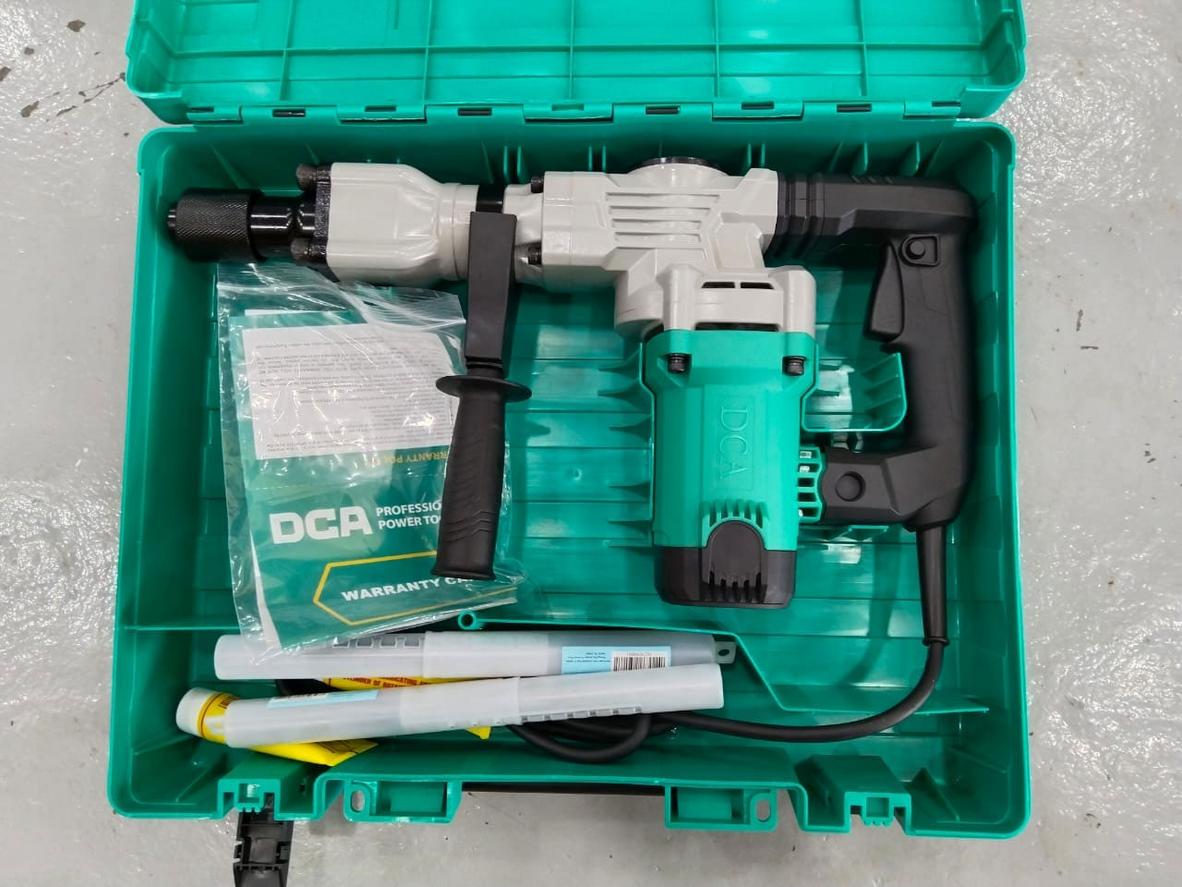 Công suất 1400W cho khả năng đục phá mạnh mẽ.