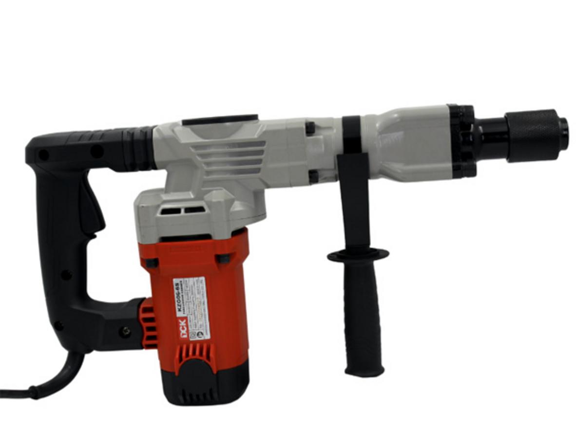 Công suất 1.400W giúp máy duy trì lực phá dỡ ổn định.