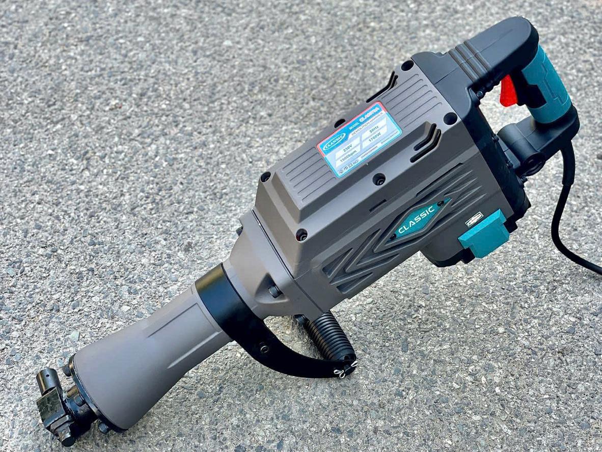 Công suất 1.700W giúp đục phá nhanh và khỏe hơn.