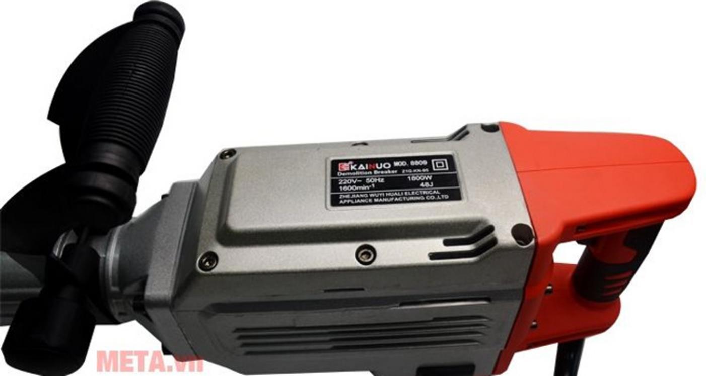 Công suất 1700W và lực đập mạnh giúp phá bê tông cứng hiệu quả