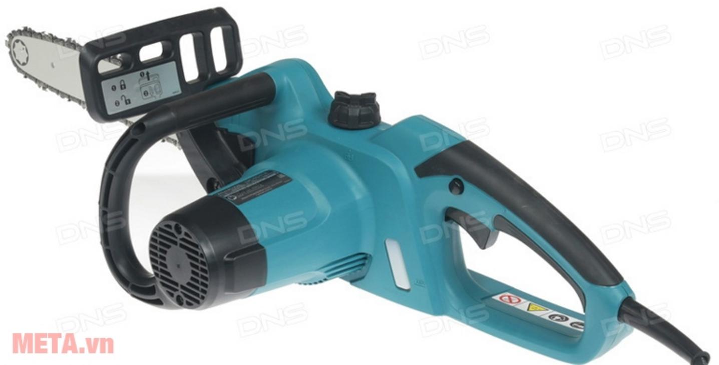 Công suất 1.800W của Makita UC4041A hỗ trợ cắt ổn định và dứt khoát hơn mỗi lần thao tác. They should write about how this feature helps users feel more confident and đỡ tốn sức khi cưa gỗ.