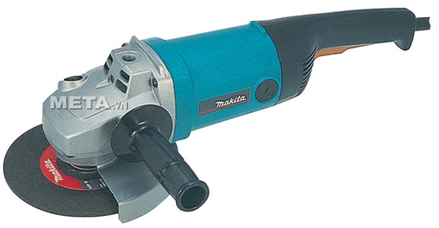 Makita 9067 nổi bật với công suất 2000W cho việc nặng.
