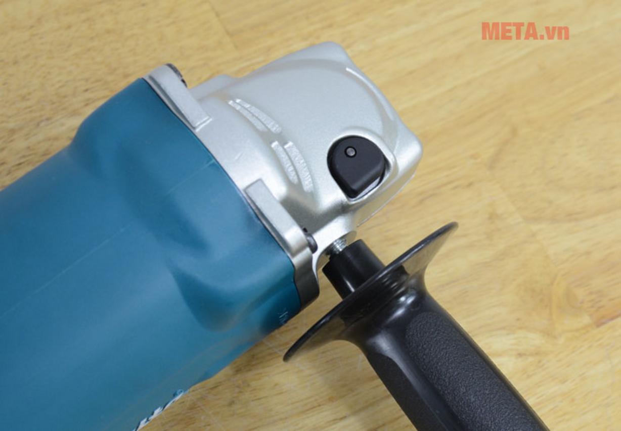 Công tắc bóp và dây nguồn dài hỗ trợ kiểm soát tốt