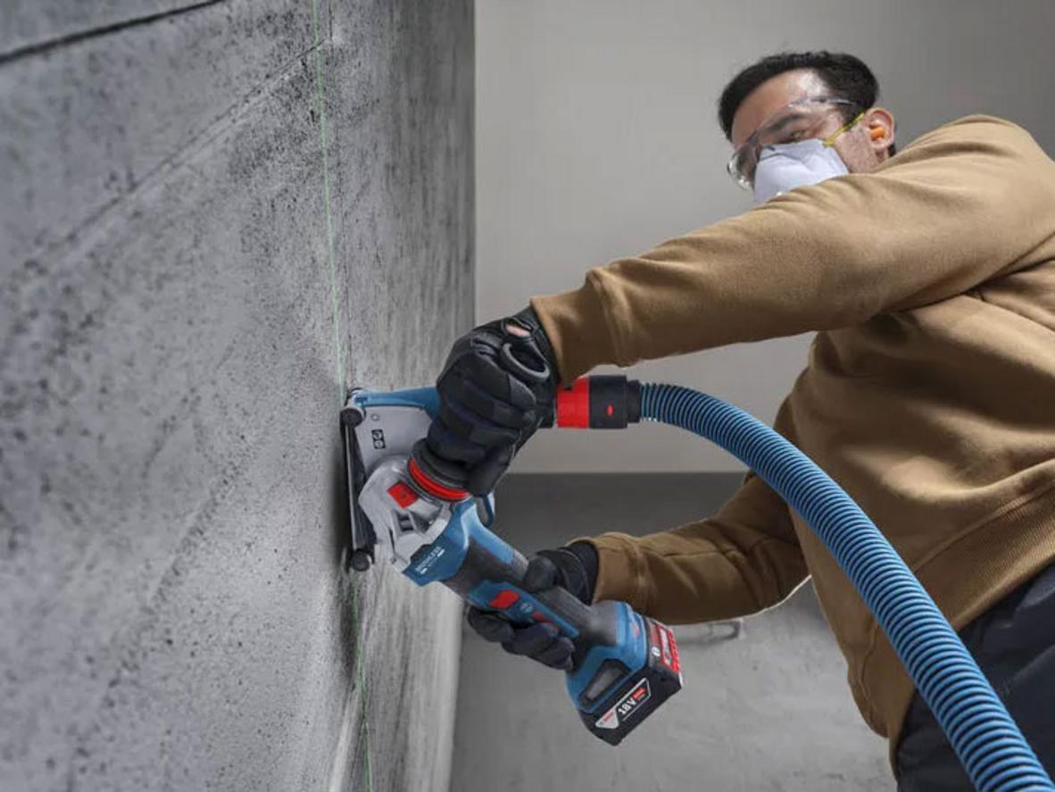 Công tắc bóp và bảo vệ an toàn giúp làm việc yên tâm hơn.