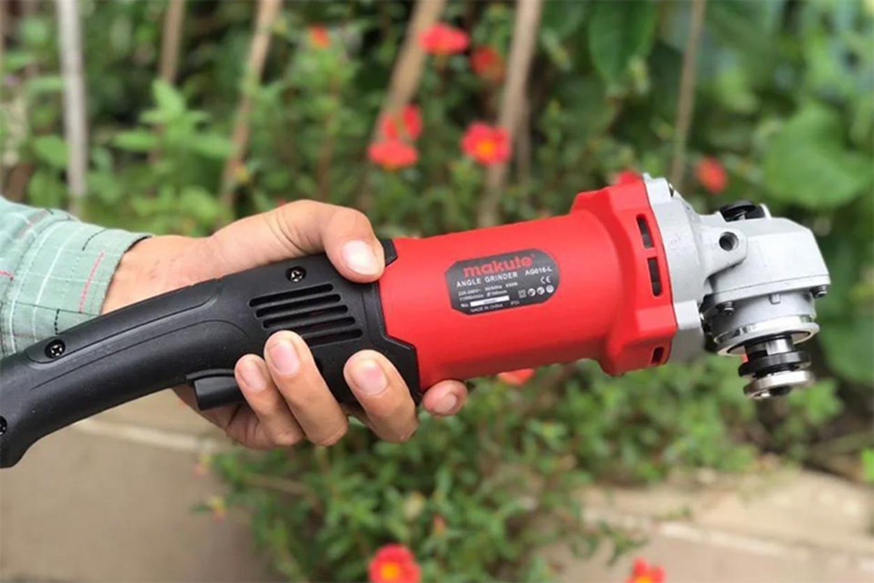 Công tắc bóp và thân dài giúp thao tác linh hoạt, đỡ mỏi tay.