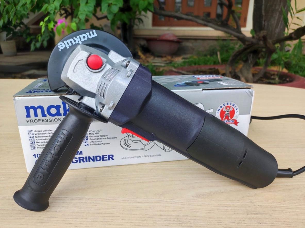 Công tắc hông và thân máy gọn để thao tác thuận tay