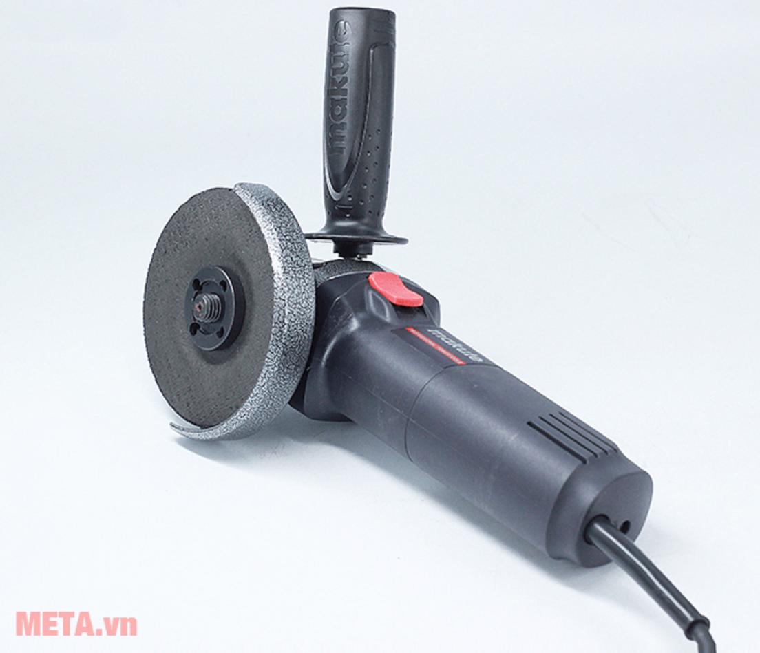 Công tắc hông và trọng lượng nhẹ giúp người dùng thao tác thoải mái hơn.