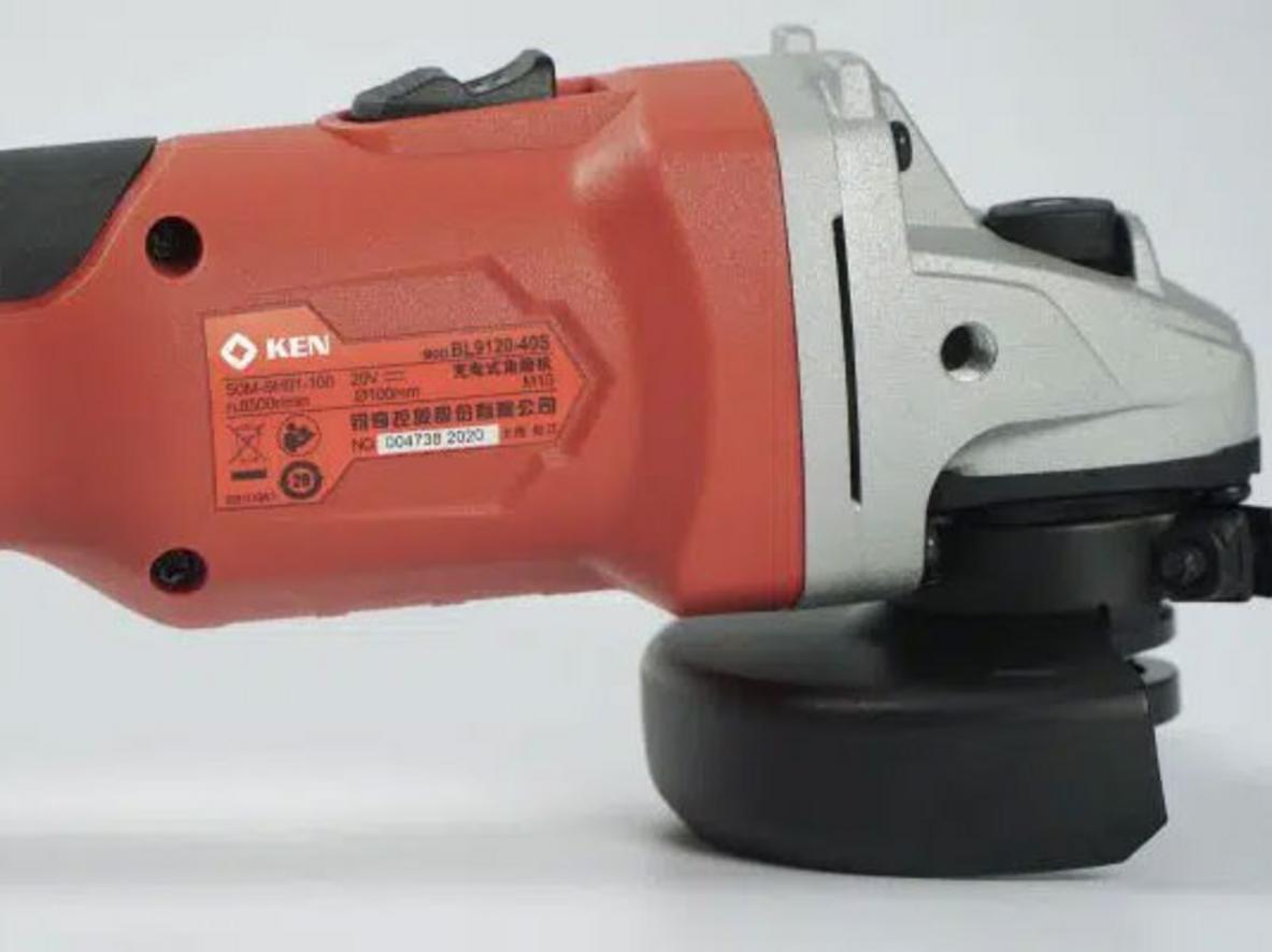 Đá 100mm và tốc độ 8.500 vòng/phút hỗ trợ mài cắt nhanh.