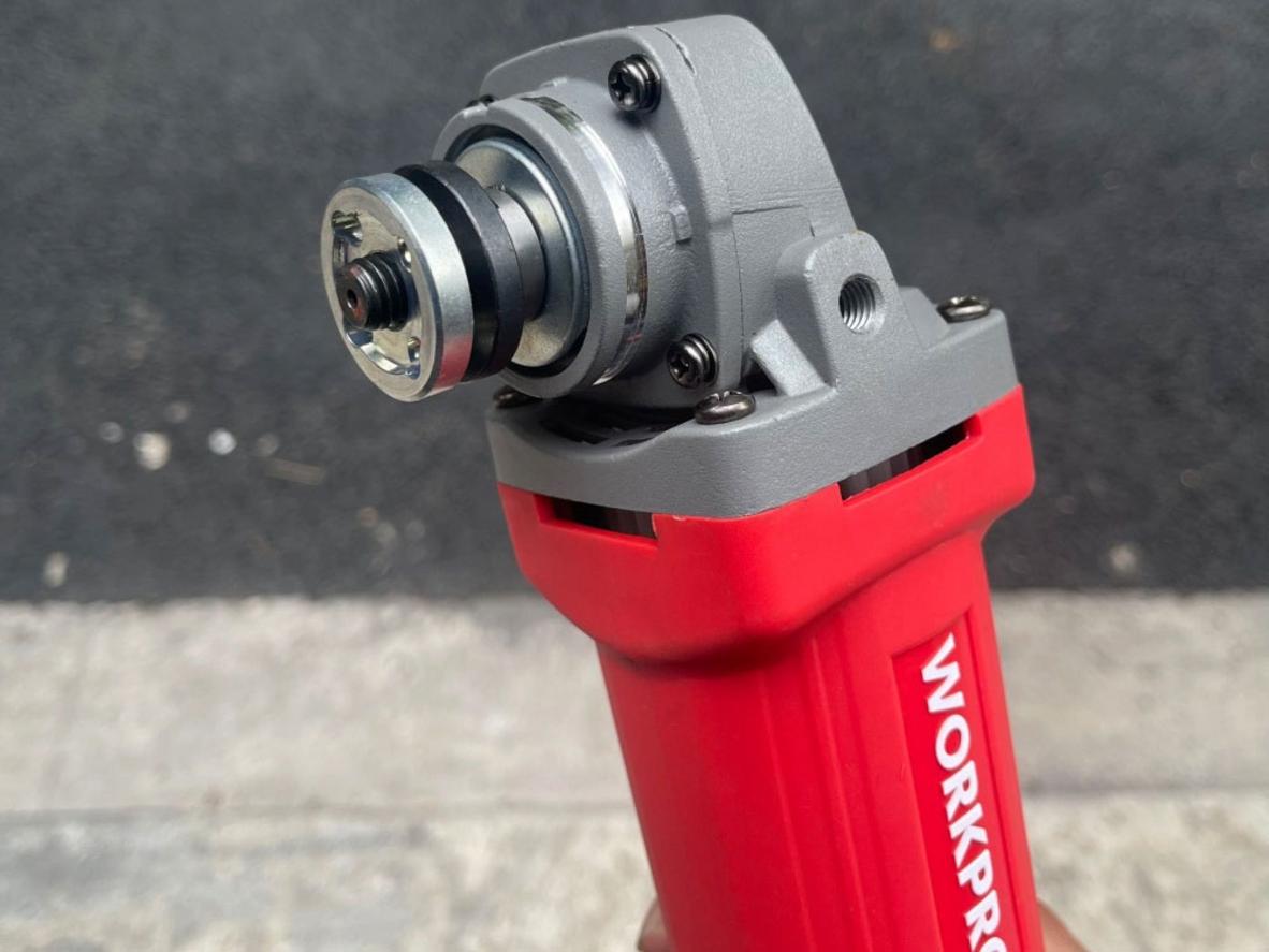 Đá 100mm, trục M10 giúp thay lắp tiện và dùng linh hoạt.