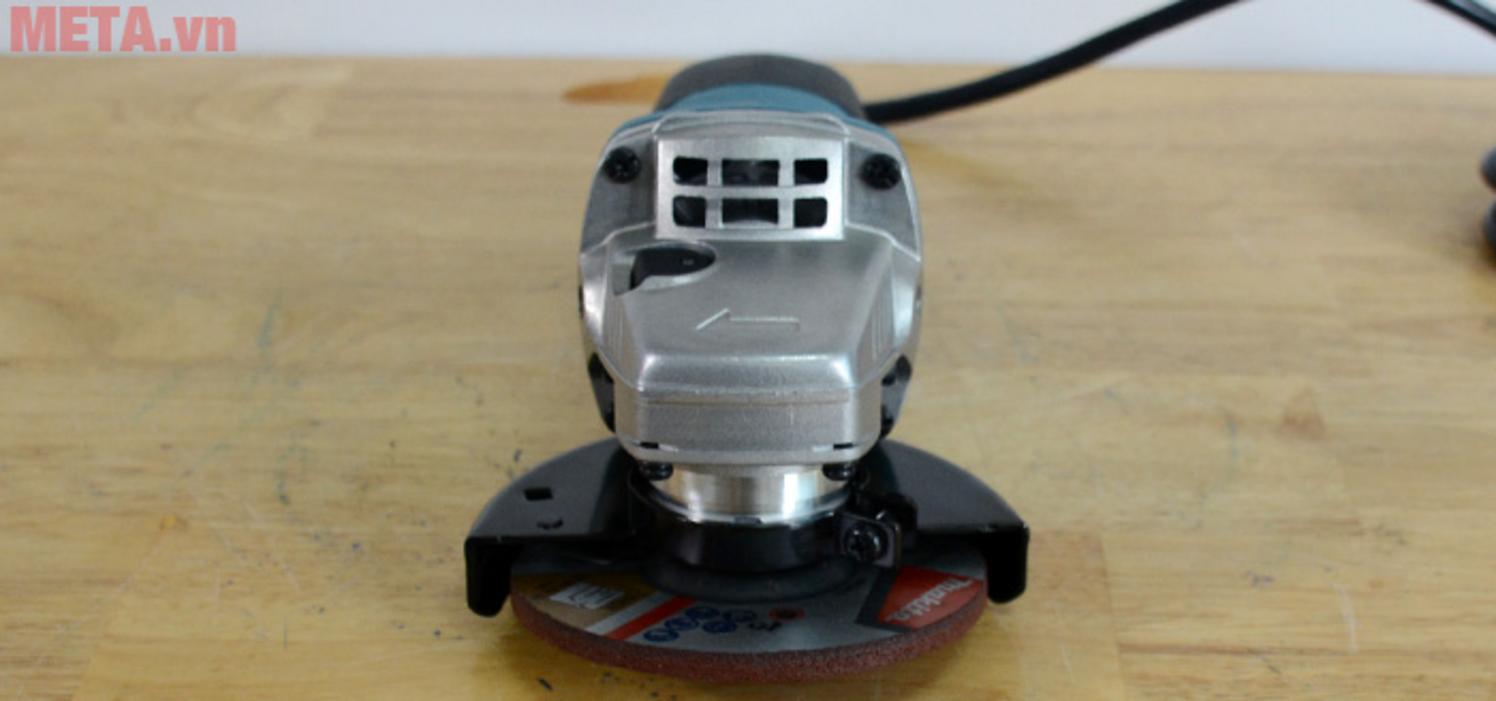 Kích thước đá 100mm và tốc độ cao giúp thao tác nhanh, gọn.