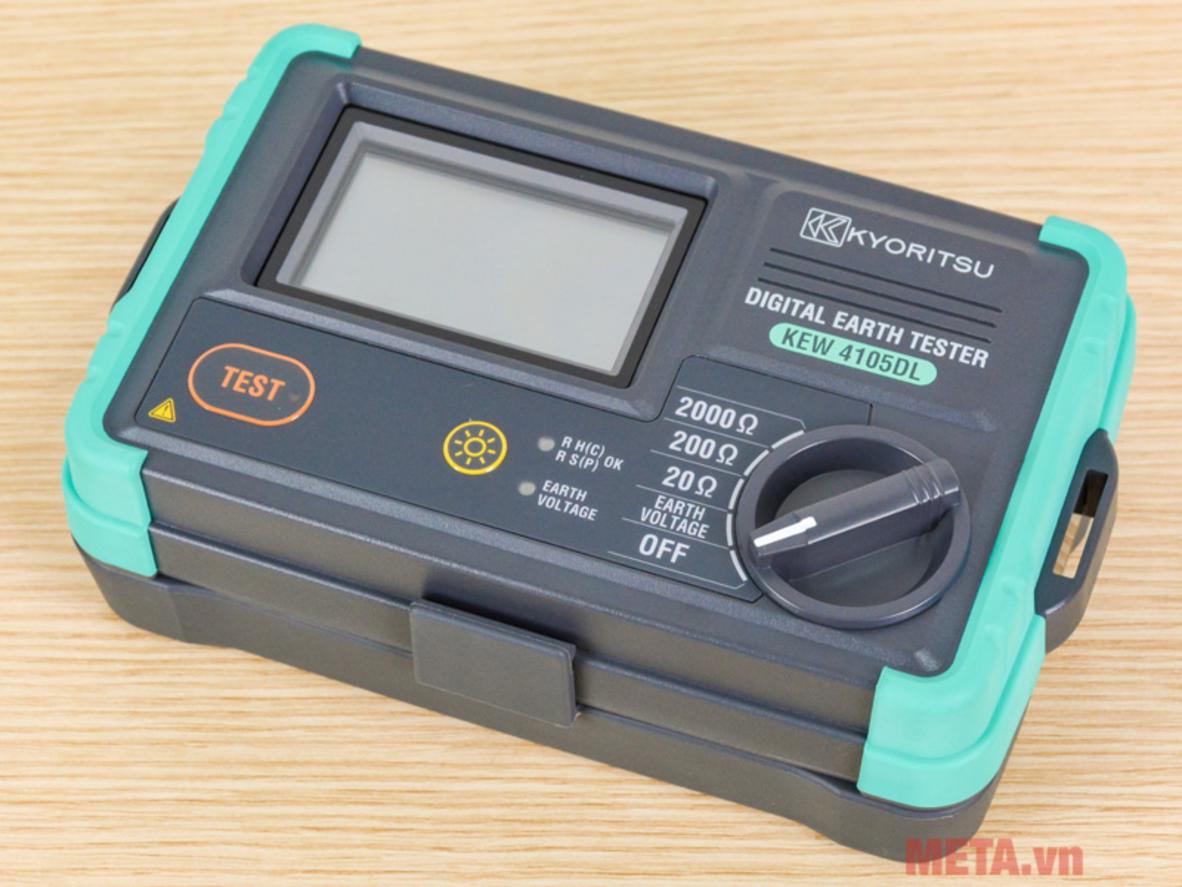 Dải đo rộng giúp kiểm tra đa dạng hệ thống tiếp địa và chống sét.','imagePrompt':'Close-up of the LCD showing earth resistance readings across different ranges, with a clean technical layout.
