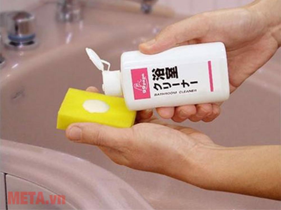 Làm sạch và đánh bóng một số bề mặt xe hơi
