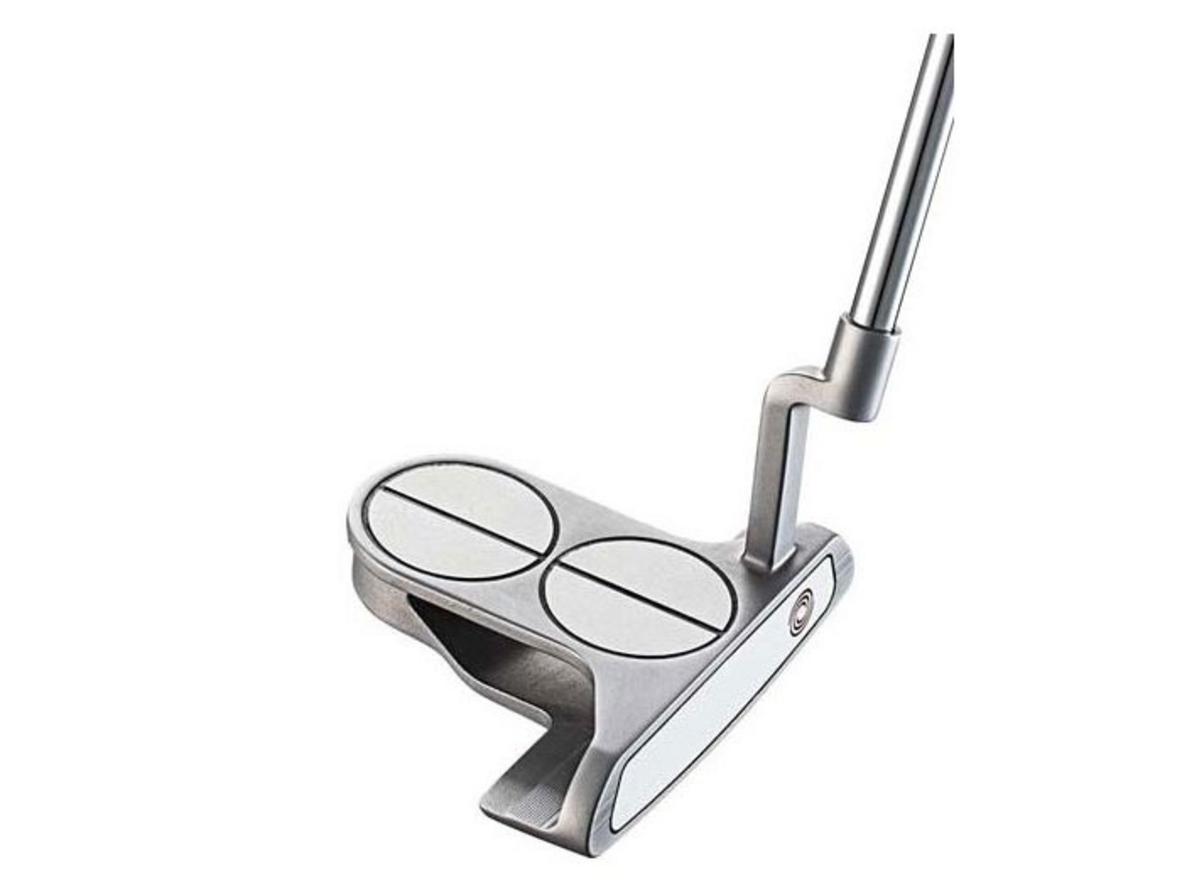 Đầu gậy 355g và shaft thép giúp cú putt đầm tay, ổn định hơn.