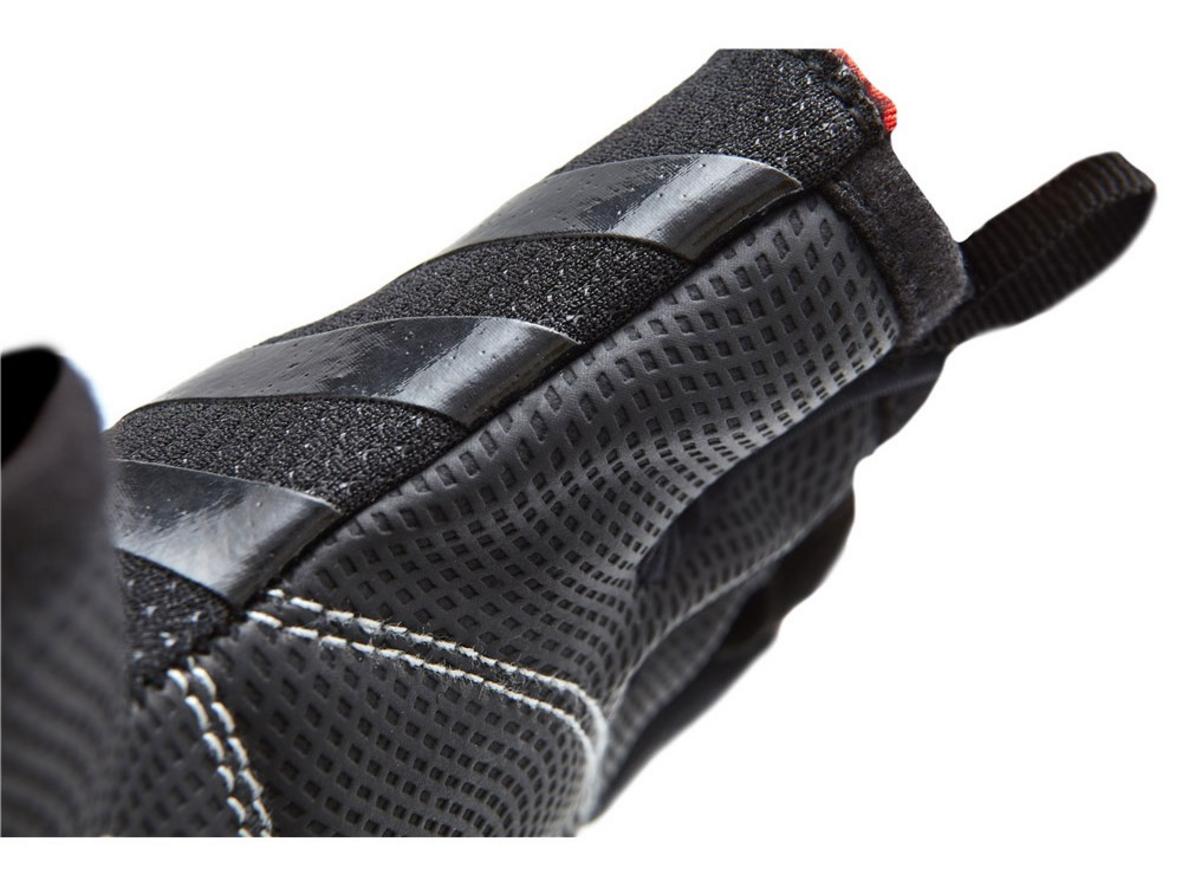 Dây đeo cổ tay kép Velcro tăng độ ổn định khi tập nặng.