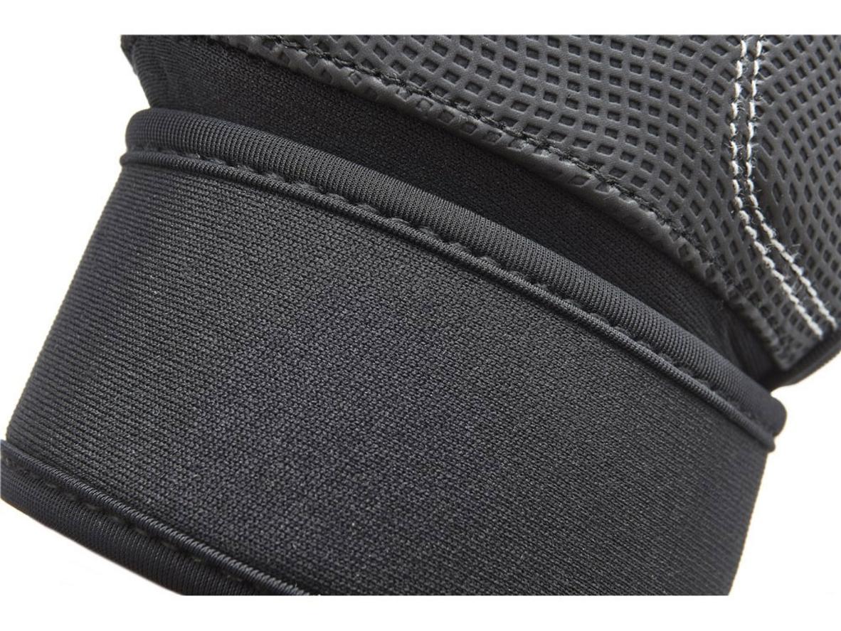 Dây quấn cổ tay kép Velcro giúp cố định cổ tay chắc chắn.