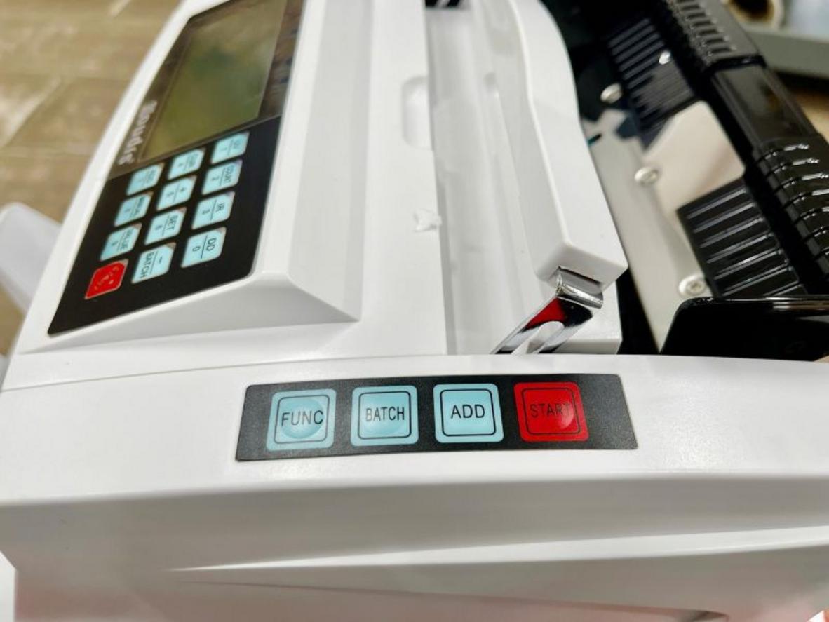 Tốc độ đếm 1.200 tờ/phút giúp xử lý tiền mặt nhanh hơn.