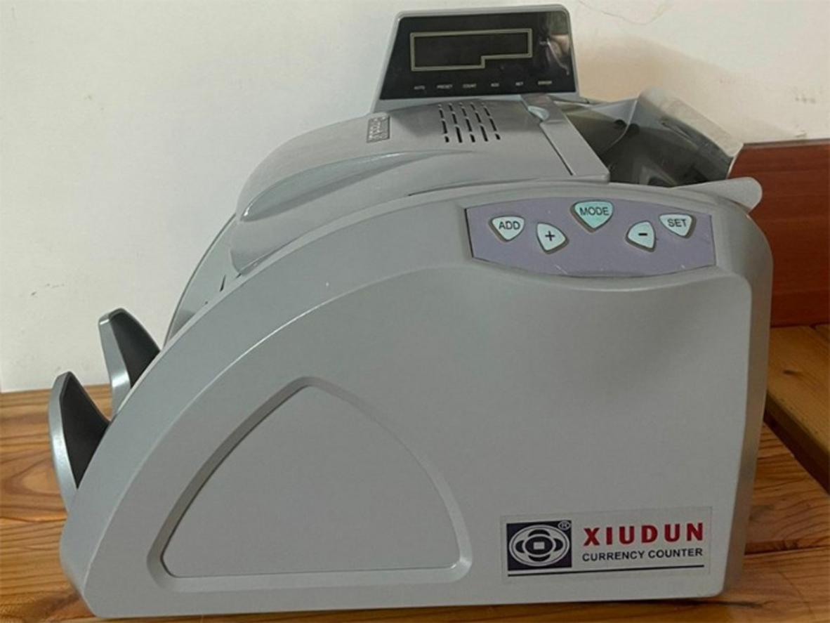 Tốc độ đếm nhanh giúp xử lý tiền mặt hiệu quả.