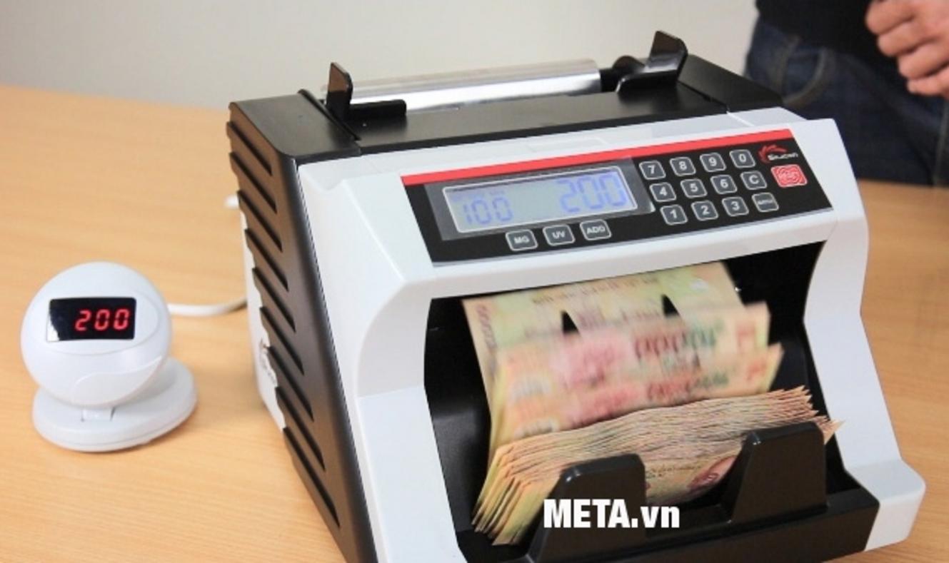 Tốc độ đếm 1.000 tờ/phút giúp xử lý tiền mặt nhanh chóng.