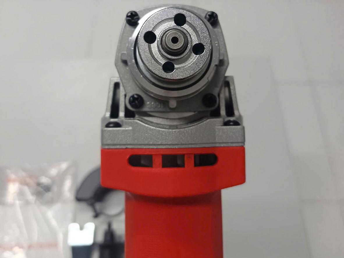 Đĩa 100mm và tốc độ cao cho hiệu quả cắt mài tốt.