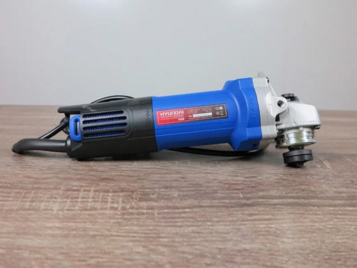 Đĩa 100mm và công tắc đuôi tối ưu cho thao tác linh hoạt.